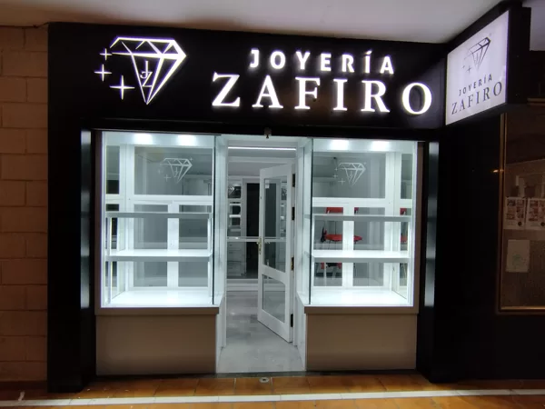 Rótulo con letras corpóreas led y muebles de joyería