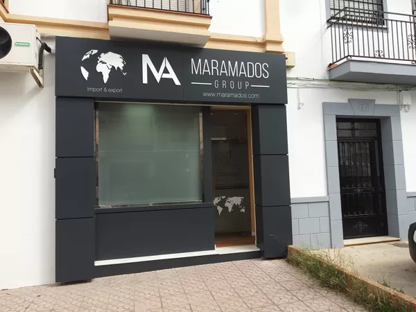 Fachada con  alucobón y letras corpóreas